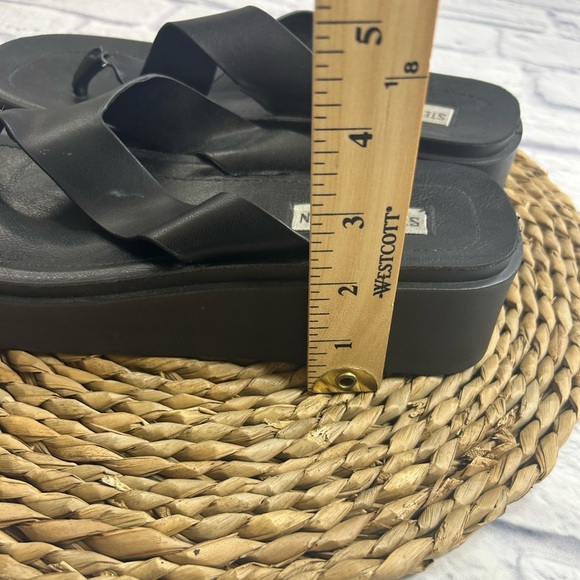 Steve Madden Black Leather Platform Sandals/Flip Flops. - Picture 5 of 10